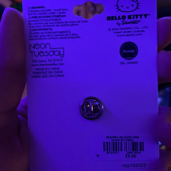Hello Kitty Pin - Picture 3 of 3